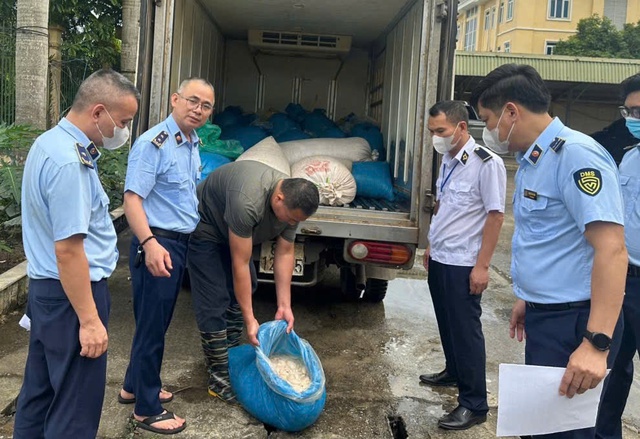 Kiểm tra bất ngờ loạt tiểu thương: Tịch thu hàng nghìn tấn sản phẩm sai phạm, có người bị phạt 125 triệu đồng - Ảnh 1.