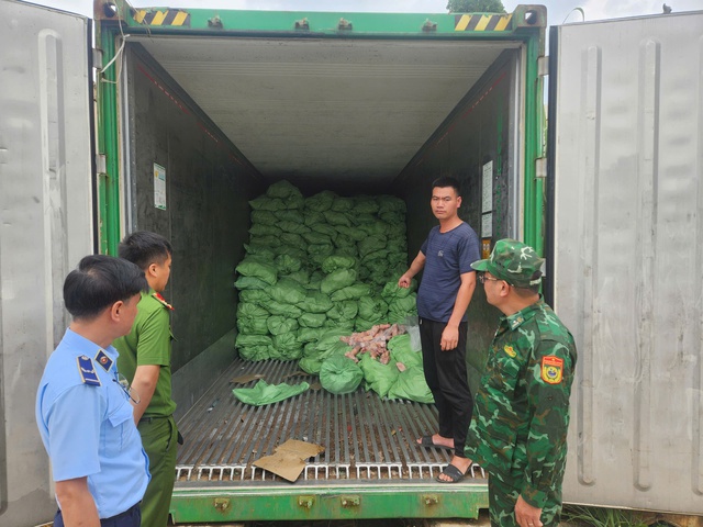 Kiểm tra bất ngờ loạt tiểu thương: Tịch thu hàng nghìn tấn sản phẩm sai phạm, có người bị phạt 125 triệu đồng - Ảnh 4.