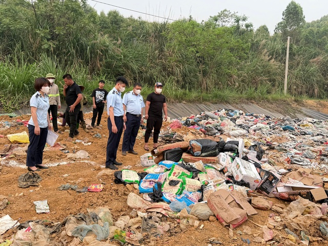 Kiểm tra bất ngờ loạt tiểu thương: Tịch thu hàng nghìn tấn sản phẩm sai phạm, có người bị phạt 125 triệu đồng - Ảnh 3.