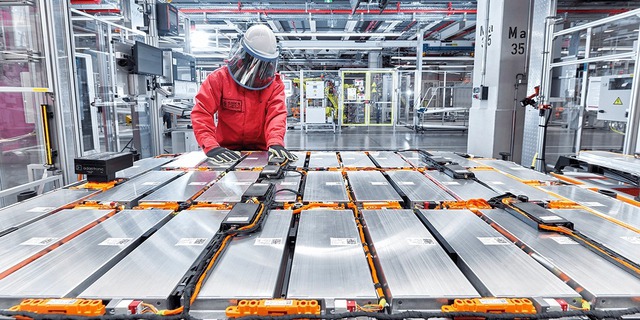 Sống đủ lâu để chứng kiến ngày Toyota bắt tay CATL: Xe Nhật giờ dùng pin Trung Quốc, sản xuất ngay tại Đông Nam Á - Ảnh 1.