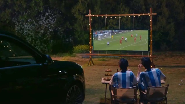 Mỹ phải mất tới 8 năm để đưa đèn pha thích ứng vào sử dụng trên ô tô, quốc gia này đã đạt đến tầm cao mới: Biến đèn pha xe ô tô thành máy chiếu phim - Ảnh 1.