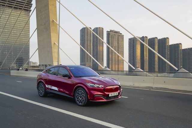 Ford chơi lớn, 'hạ giá' gần 1 tỷ đồng cho mẫu xe điện Mustang Mach-E  - Ảnh 3.
