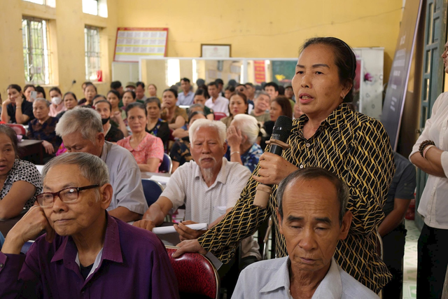 Hàng trăm người dân ngồi chật kín nhà văn hóa nghe mức giá đền bù đất tại siêu dự án Olympic 925.000 tỷ đồng có quy mô lớn nhất lịch sử Vingroup- Ảnh 1.