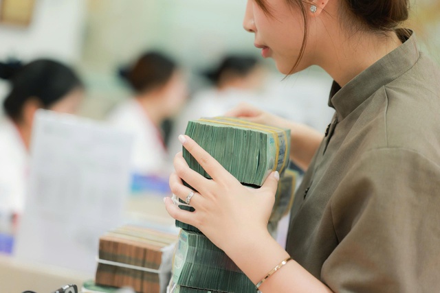 Một ngân hàng niêm yết lãi suất huy động 10%/năm - Ảnh 1.