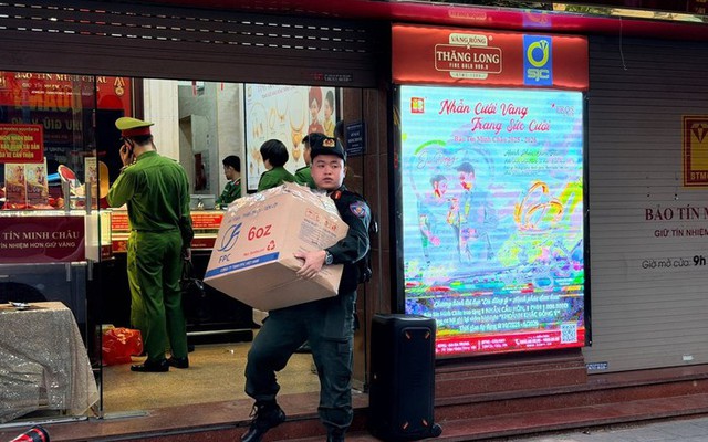 Khởi tố vụ án tại Bảo Tín Minh Châu: Công an thu giữ 23,3 tỉ đồng tiền mặt, 7 quyển sổ đỏ cùng số lượng lớn kim loại màu vàng, bạc - Ảnh 1.
