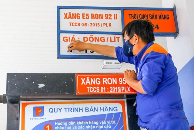 Giá xăng giảm 600 đồng/lít chiều 8/4 - Ảnh 1.