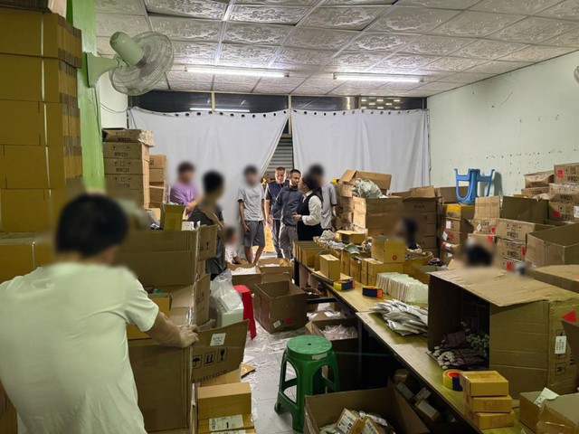 Đột kích 5 căn nhà, công an phát hiện đường dây sản xuất mỹ phẩm giả do người Trung Quốc điều hành, tịch thu hơn 700.000 sản phẩm- Ảnh 2.
