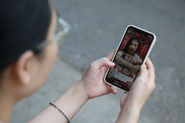Giám đốc TikTok Việt Nam nói về xử lý tin giả: Có những thông tin tại thời điểm xuất hiện không ai biết đúng hay sai, đó mới nguy hiểm- Ảnh 2.