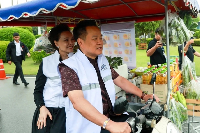 Thủ tướng Thái Lan bất ngờ lái xe ba bánh bán rong: Hơn 4 triệu hộ gia đình sắp được mua hàng giá rẻ  - Ảnh 1.