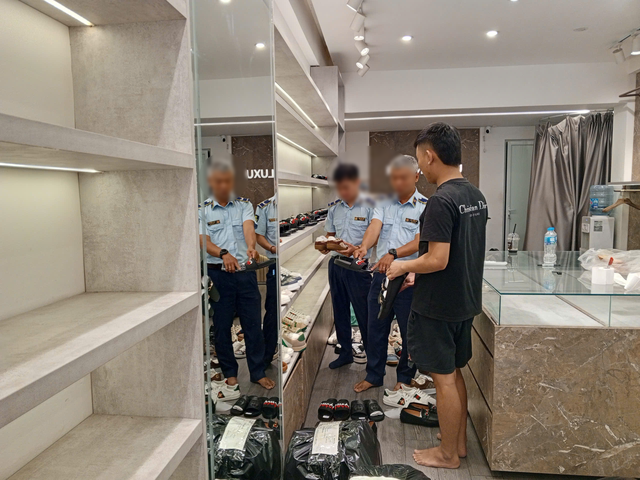 Đột kích 'chợ' hàng giả online: Hà Nội ra quân cao điểm, hàng trăm vụ hàng giả "sa lưới" chỉ sau 2 ngày  - Ảnh 1.