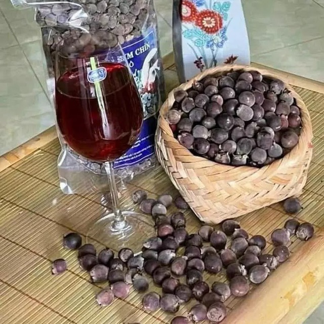 Từng rụng đầy gốc không ai nhặt, thứ quả rừng 'tím lịm' bất ngờ thành đặc sản 130.000 đồng/kg
- Ảnh 2.
