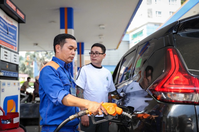 Giá xăng giảm tới 600 đồng/lit chiều 14/5 - Ảnh 1.