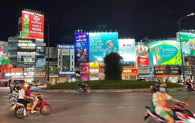 Toàn dân tiết kiệm điện: Bộ Công Thương yêu cầu tắt bớt biển quảng cáo, DN sản xuất lớn phải bố trí ca kíp tránh giờ cao điểm- Ảnh 1.