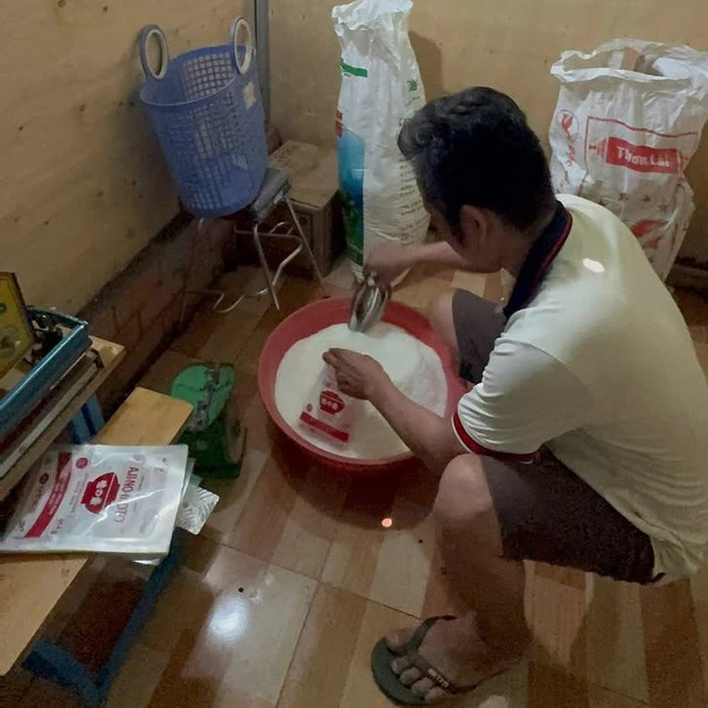 Đột kích một kho hàng, công an phát hiện đường dây sản xuất bột ngọt Ajinomoto giả, hơn 4 tấn đã tuồn ra thị trường- Ảnh 1.