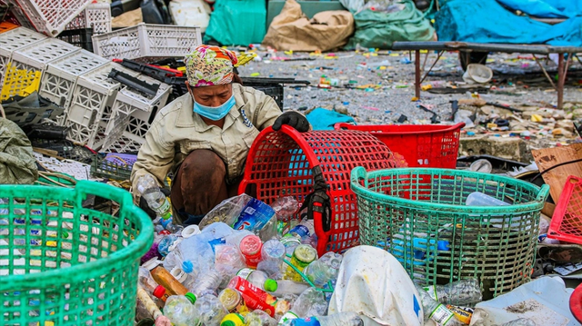 Muốn DN đóng thuế thay bà đồng nát: Làm sao phân biệt giữa ve chai lượm nhặt và hàng mua đi bán lại để tính thuế? - Ảnh 1.
