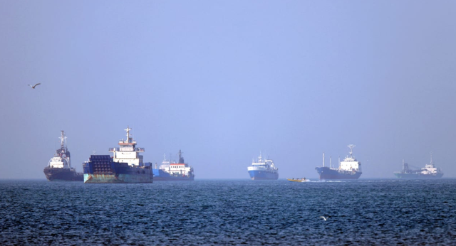 Chờ đợi hơn 2 tháng, 2 siêu tàu chở dầu vừa đi qua eo biển Hormuz, hướng thẳng đến láng giềng Việt Nam - Ảnh 1.