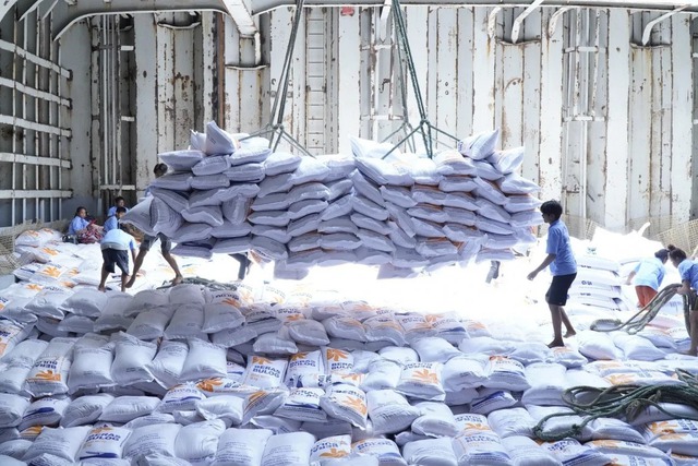 Hơn 20 tàu dồn dập xếp đầy 'hạt ngọc Việt' sang quốc gia láng giềng chỉ trong 10 ngày: Chuyện gì đang xảy ra?  - Ảnh 1.