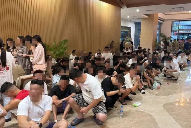 Đột kích hai tòa nhà của tỷ phú, công an thu giữ hơn 900 thiết bị điện tử, tạm giam 'hàng trăm cán bộ online' - Ảnh 1.