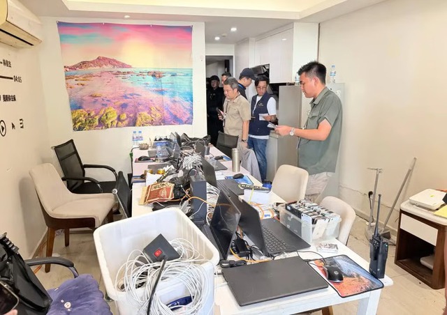 Đột kích hai tòa nhà của tỷ phú, công an thu giữ hơn 900 thiết bị điện tử, tạm giam 'hàng trăm cán bộ online' - Ảnh 2.