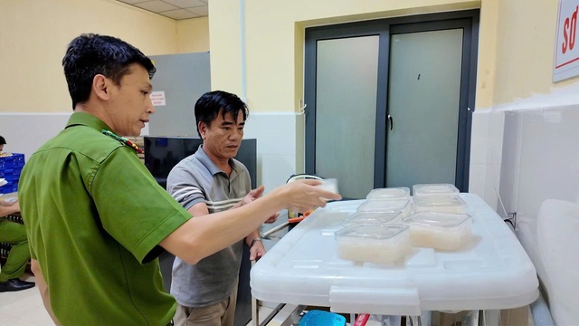 Đột kích xưởng sản xuất, công an phát hiện gần 11.000 hũ yến sào giả chuẩn bị tung ra thị trường - Ảnh 1.