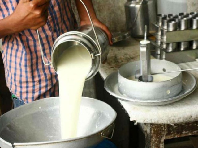 Đột kích một căn nhà, công an triệt phá đường dây sản xuất sữa giả từ hóa chất, tịch thu bột mì, sorbitol và máy pha trộn công nghiệp- Ảnh 1.