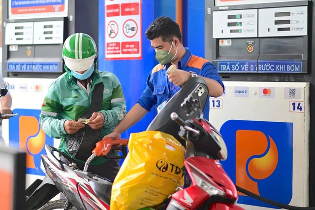 Giá xăng giảm hơn 1.000 đồng mỗi lít chiều 28/5 - Ảnh 1.
