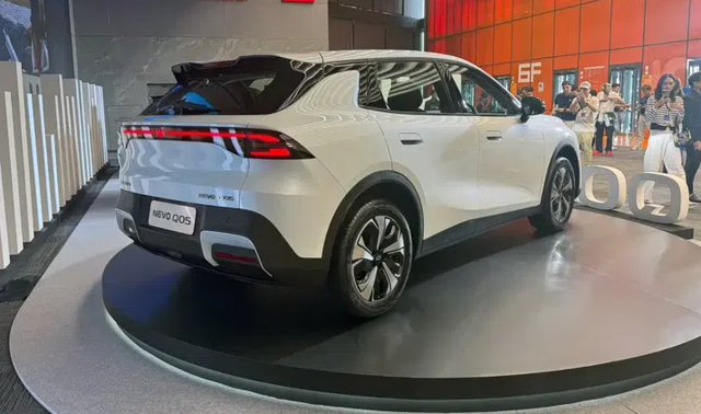 Hãng xe xây nhà máy tại Huế ra mắt SUV cỡ nhỏ: Giá khởi điểm 510 triệu đồng, một lần sạc đi 462km - Ảnh 2.