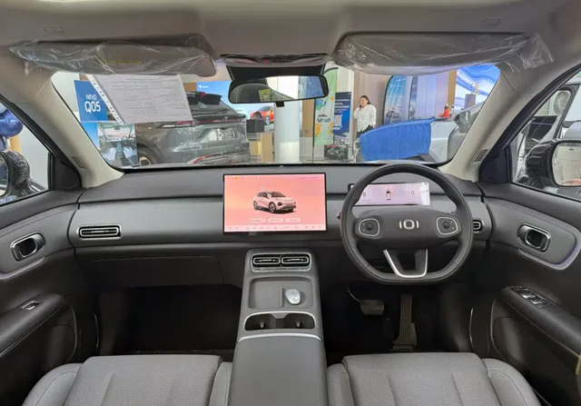 Hãng xe xây nhà máy tại Huế ra mắt SUV cỡ nhỏ: Giá khởi điểm 510 triệu đồng, một lần sạc đi 462km - Ảnh 3.