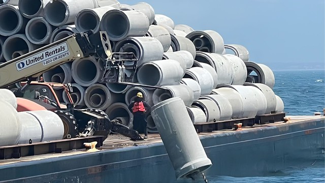 Phát hiện 68 sà lan đã đổ 80.000 tấn bê tông từ một cây cầu bị phá hủy xuống đáy biển, tạo nên cả một hệ sinh thái đặc biệt dưới đại dương- Ảnh 1.