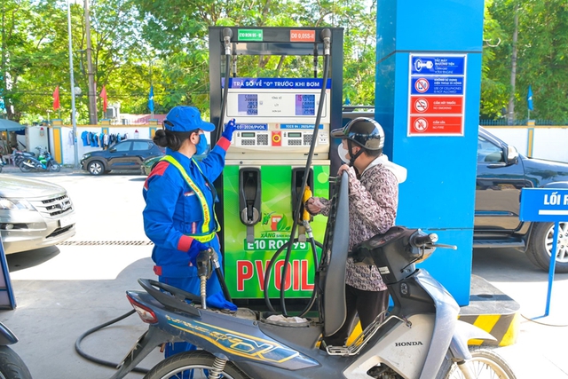 Bất ngờ với giá xăng E10 trước ngày mở bán toàn quốc - Ảnh 1.