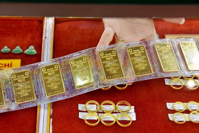 Giá vàng xuống thấp nhất 3 tháng qua, nhà đầu tư "bay" gần 30 triệu đồng mỗi lượng - Ảnh 2.