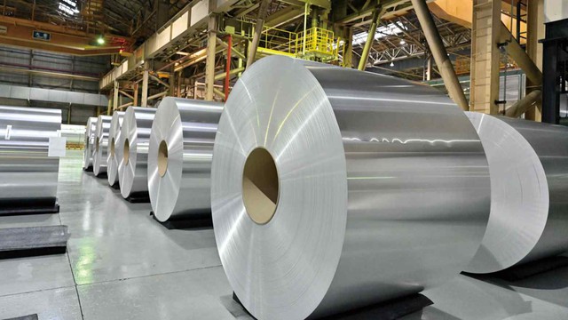Giá nhôm và nhựa tăng vọt đẩy chi phí sản xuất phụ tùng ô tô lên cao - Ảnh 1.
