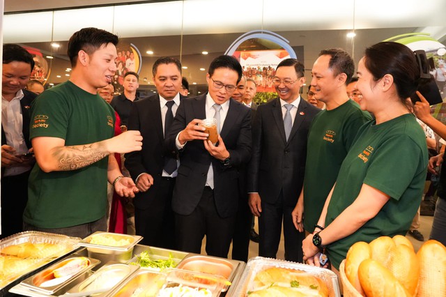 Nữ Giám đốc người Việt bỏ Google, mở tiệm bánh mì tại Singapore: thương hiệu đầu tiên và duy nhất được khách sạn 4 sao "chọn mặt gửi vàng" - Ảnh 1.