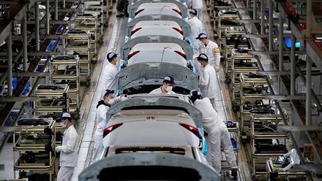 Giá nhôm và nhựa tăng vọt đẩy chi phí sản xuất phụ tùng ô tô lên cao - Ảnh 2.