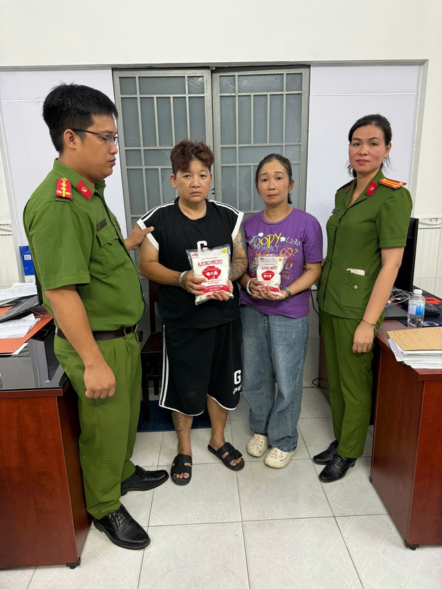 Công an đột kích 'xưởng' bột ngọt, hạt nêm giả: Thu giữ hơn 3 tấn hàng hóa quy mô lớn  - Ảnh 1.