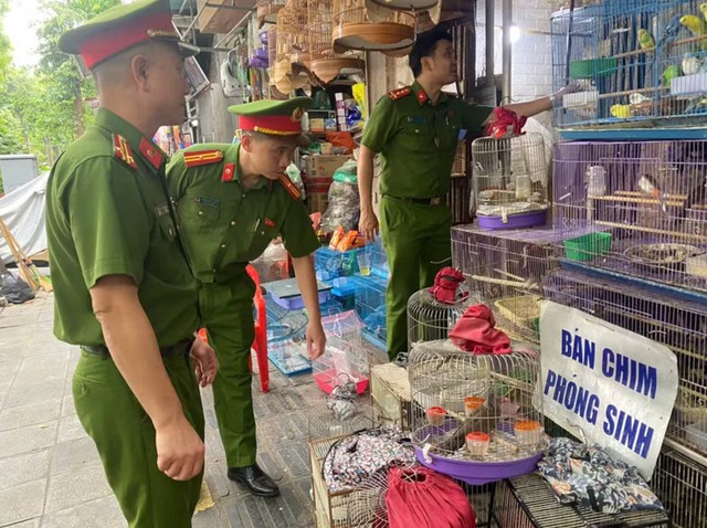 Nuôi chim phóng sinh, 3 hộ kinh doanh bị tịch thu hàng - Ảnh 1.
