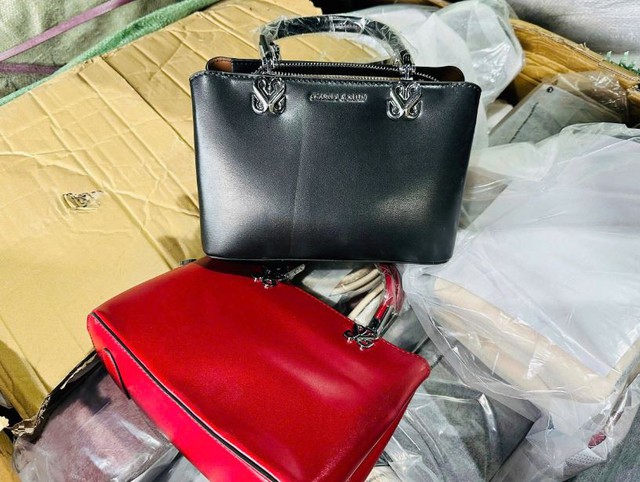 Phát hiện hơn 4.300 sản phẩm giả mạo các thương hiệu Louis Vuitton, Hermes, Nike, Charles & Keith - Ảnh 1.