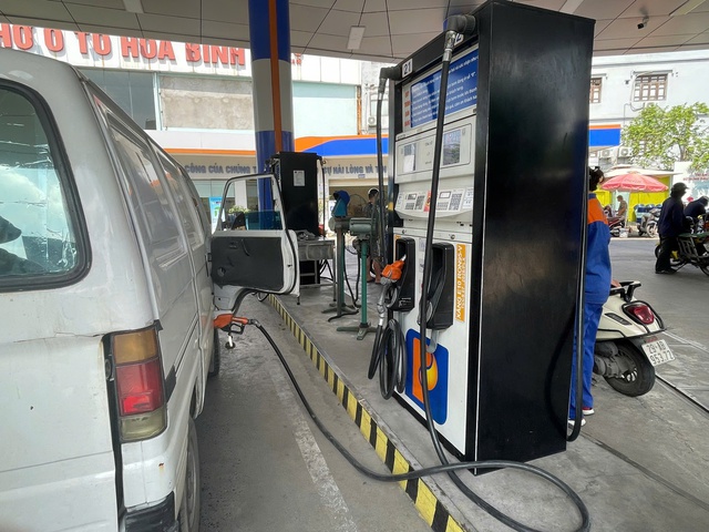 Xăng E10 ngày đầu mở bán đại trà: Giá cả ra sao, người dân đón nhận thế nào? - Ảnh 4.