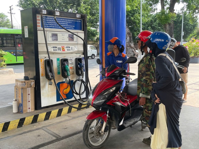 Xăng E10 ngày đầu mở bán đại trà: Giá cả ra sao, người dân đón nhận thế nào? - Ảnh 1.