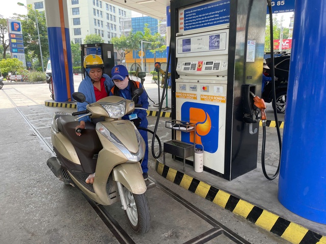 Xăng E10 ngày đầu mở bán đại trà: Giá cả ra sao, người dân đón nhận thế nào? - Ảnh 5.