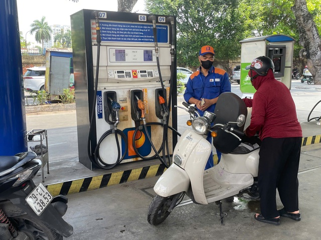 Xăng E10 ngày đầu mở bán đại trà: Giá cả ra sao, người dân đón nhận thế nào? - Ảnh 6.