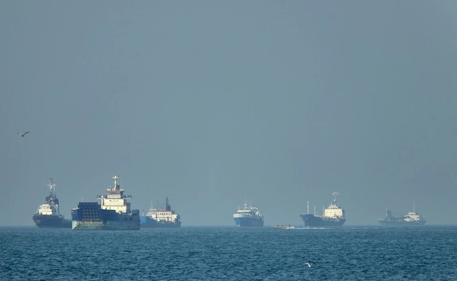 Mỹ 'âm thầm' dẫn đường cho tàu hàng qua eo biển Hormuz, khoảng 70 chuyến đã được hỗ trợ - Ảnh 1.