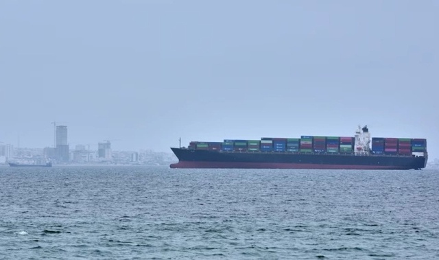 Mỹ 'âm thầm' dẫn đường cho tàu hàng qua eo biển Hormuz, khoảng 70 chuyến đã được hỗ trợ - Ảnh 2.