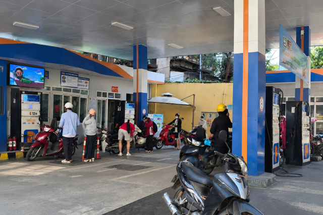 Xăng E10 ngày đầu mở bán đại trà: Giá cả ra sao, người dân đón nhận thế nào? - Ảnh 2.