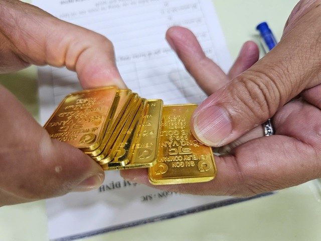 Giá vàng trong nước tiếp tục có đáy mới, người mua mất thêm gần 3 triệu đồng mỗi lượng - Ảnh 2.