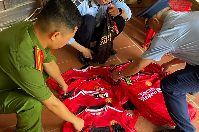 Phát hiện và xư phạt người phụ nữ bày bán 7 bộ quần áo giả nhãn hiệu Manchester United - Ảnh 1.