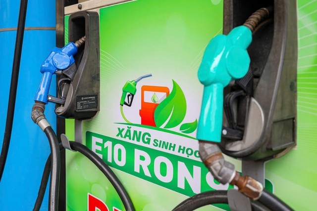 Giá xăng dầu đồng loạt giảm, xăng E10 hạ kỉ lục - Ảnh 1.