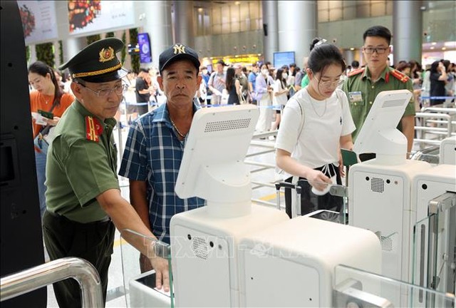 Phó Thủ tướng yêu cầu tháo gỡ vướng mắc về tạm hoãn xuất cảnh do nợ thuế - Ảnh 1.