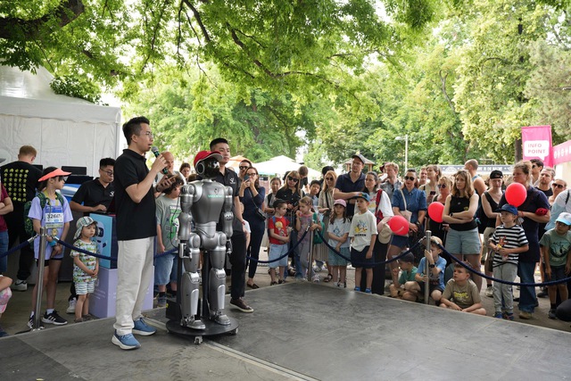 Robot hình người của Vingroup lần đầu ra mắt thế giới: Có thể làm hướng dẫn viên, hỗ trợ an ninh và việc nhà - Ảnh 3.