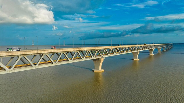 Phát hiện 264 thanh thép 'khổng lồ' bị Trung Quốc cắm sâu 122m dưới lòng sông, thứ chúng đang gánh phía trên là công trình thế kỷ - Ảnh 2.